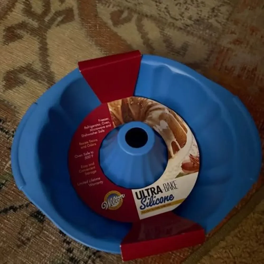 Wilton Ultra-Bake Silicone Fluted Tube Pan Bundt pan